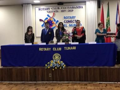 La testera con la presencia de la Presidente Viviana Santa Cruz, el Gobernador Marco A. Salinas, su esposa Patricia Ortiz de Salinas, Gaby Burgoa representante del Gobernador y Ninoska ZUna de Loayza presidente de las Damas Rotarias